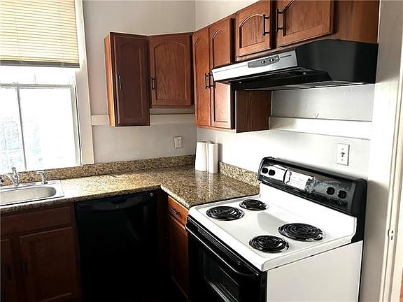 4th image of 932 Jackson Ave