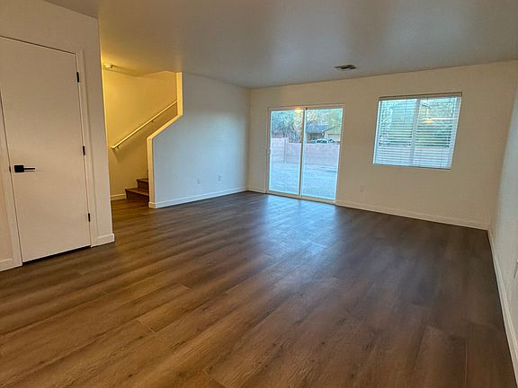 4th image of 906 E Robert Hansen Dr
