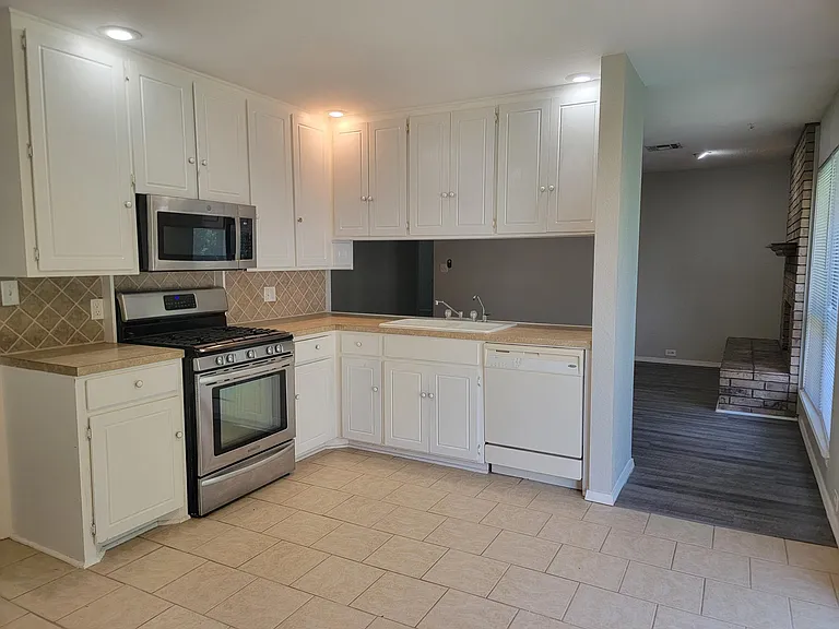 2817 Franklin Dr — Photo 5