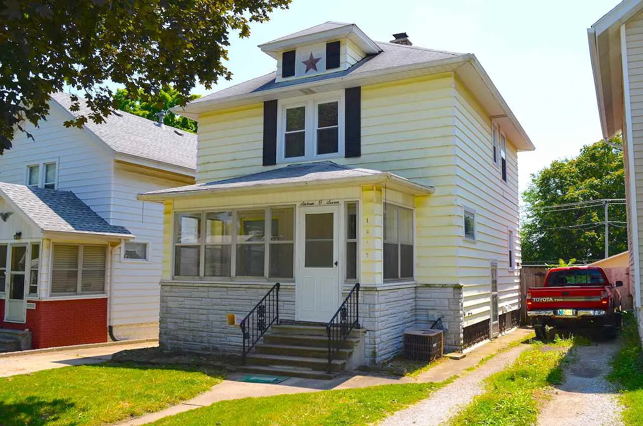 1607 Howell St photo 1