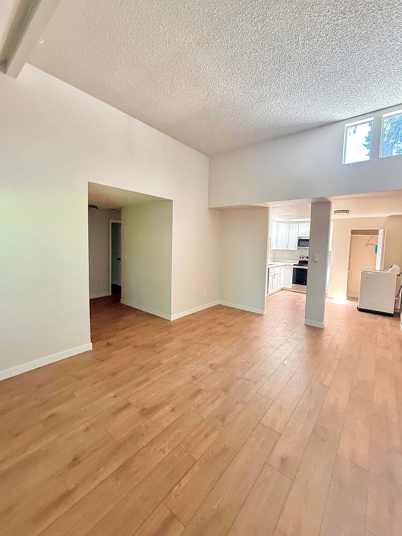 Spacious 2 Bed 1 Bath Fairwood Condo — Photo 2