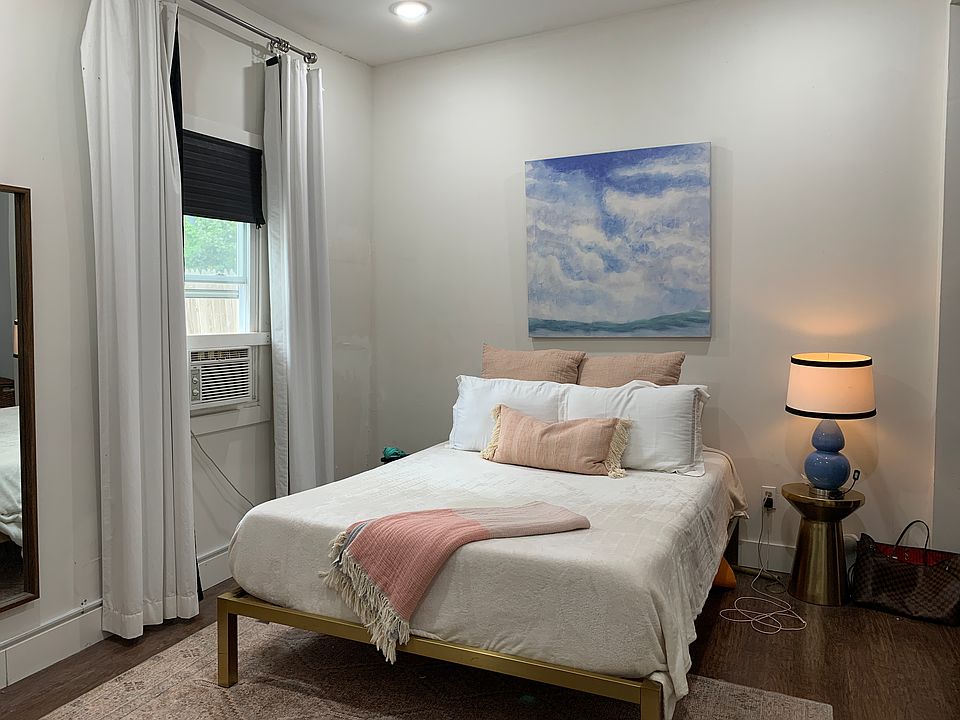primary suite - queen bed but this room can fit any size