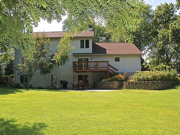 4th image of 690 Hillcrest Dr