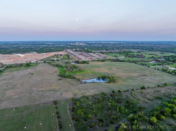 5 N Memorial Dr, Owasso, OK 74055