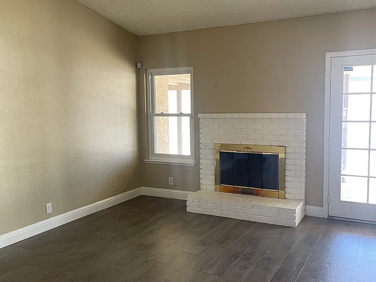 735 Rosewood Ln — Photo 3