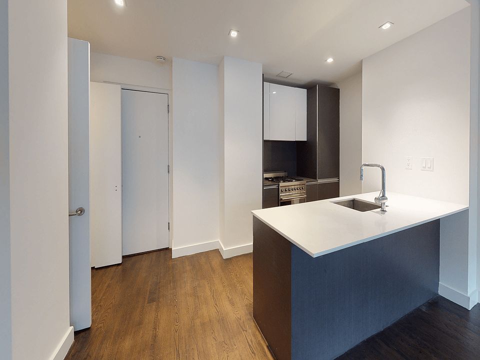 1st image of 666 W End Ave APT 14V