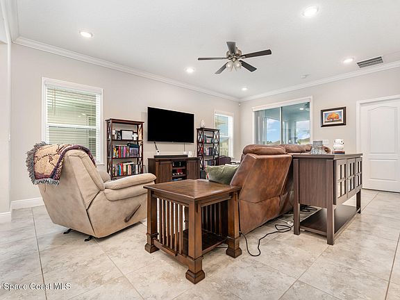 5th image of 707 Corbin Cir SW