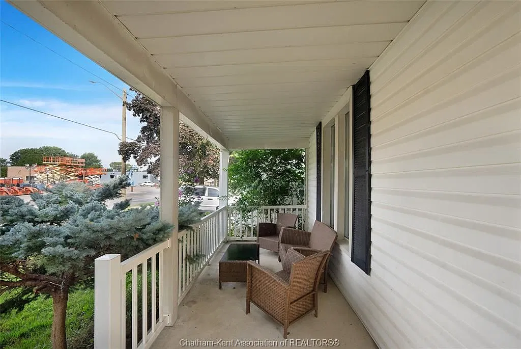 3 bed, $2,100 — Photo 2