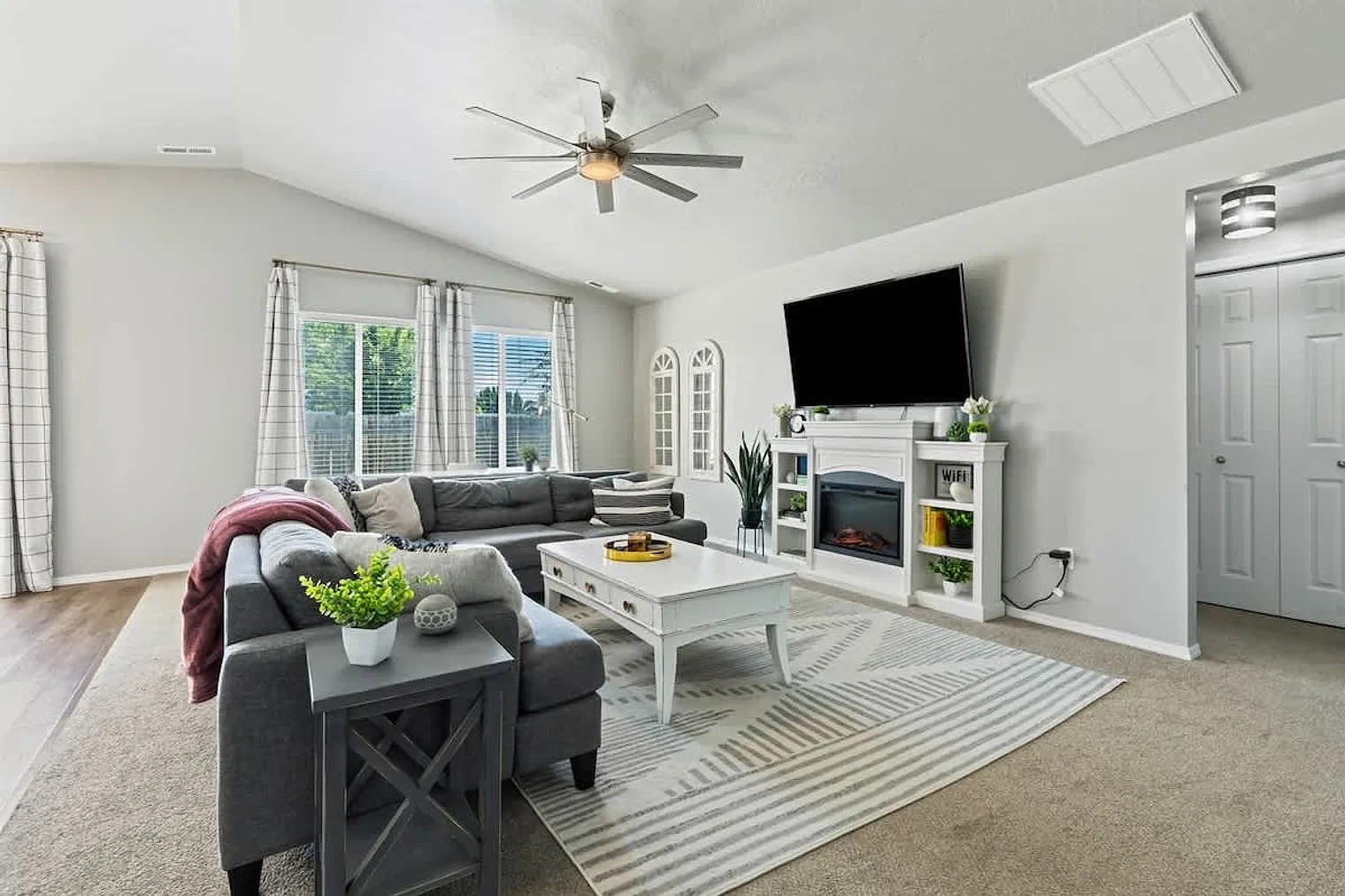 3 bed, 2.0 bath, 1517 sqft, $4,610 — Photo 4