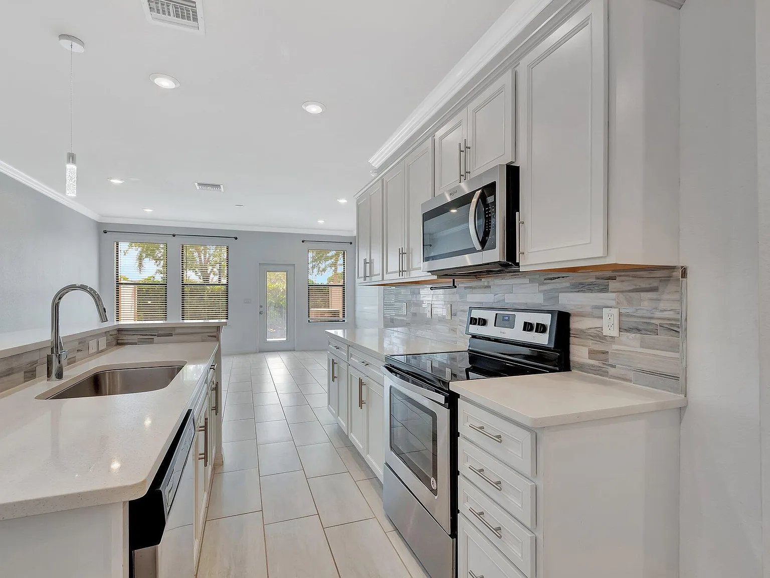 3 bed, 2.5 bath, 1612 sqft, $2,800 — Photo 4