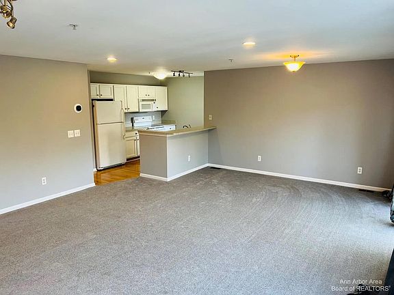 4th image of 2770 Barclay Way