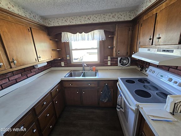 4th image of 2670 Sortman Ave