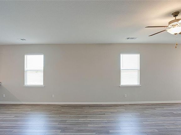 3rd image of 520 Republic Dr