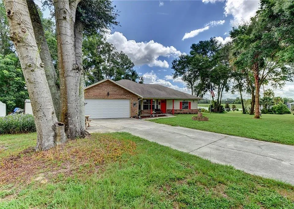 Village Lake Dr N