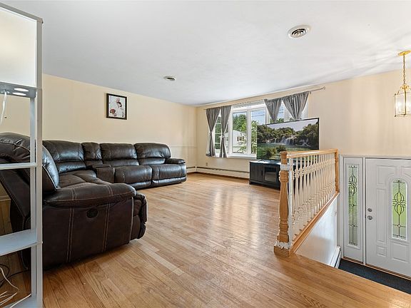 4th image of 8 Gordon Dr