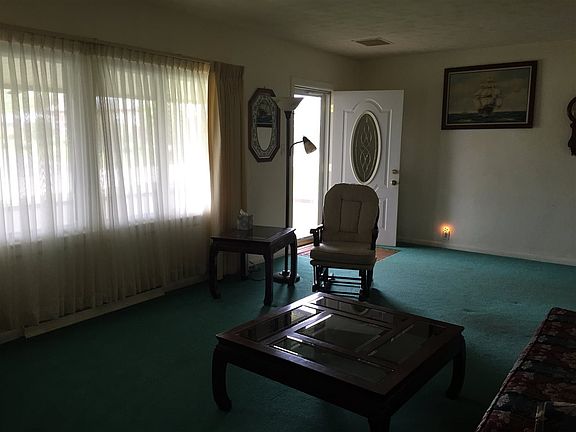 4th image of 404 S Owens Dr