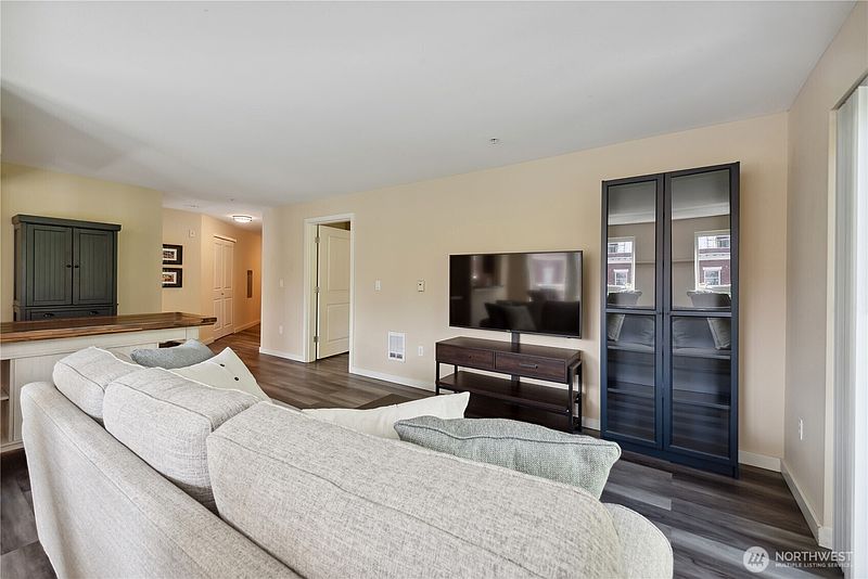4th image of 108 5th Avenue S #506