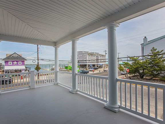 4th image of 301 Bay Ave