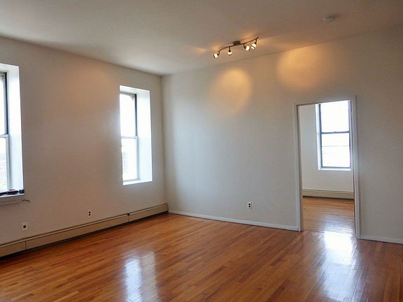 2nd image of 296 Nassau Ave APT 3L