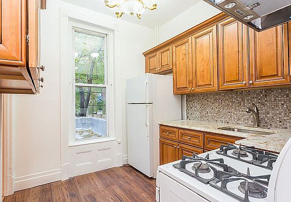 3rd image of 580A Quincy St #2