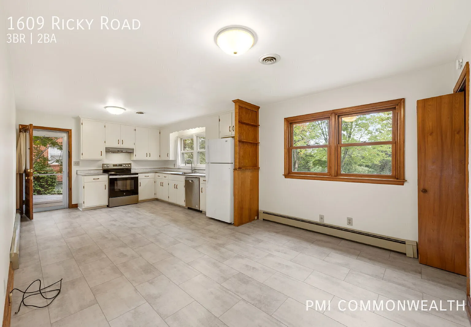 3 bed / 1.5 bath single family home (Available Now) — Photo 2