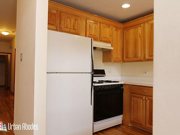 3rd image of 844 W Buckingham Pl APT 3