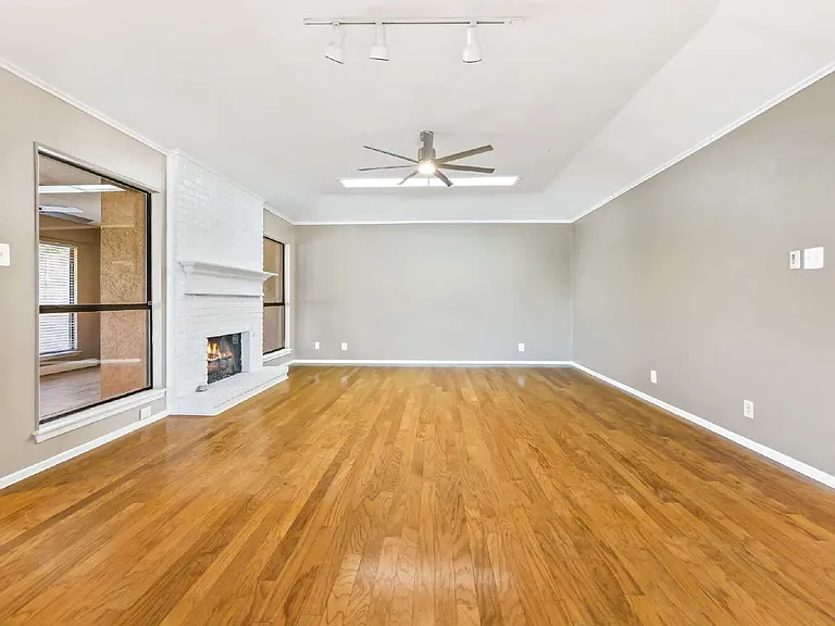 5801 Royal Ridge Dr — Photo 4