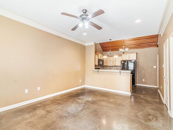 4th image of 102 Padre Dr