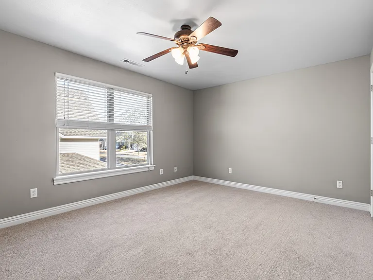 1501 NE Dysart Woods Ln — Photo 19