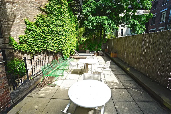 Rented by Bizzarro Agency | media 35