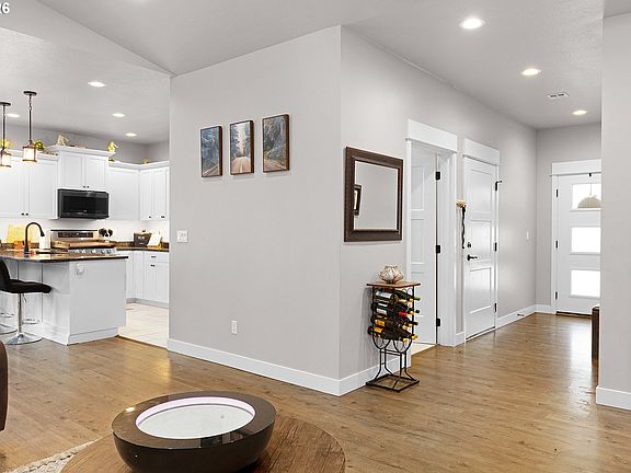 4th image of 211 SE Woody Ct