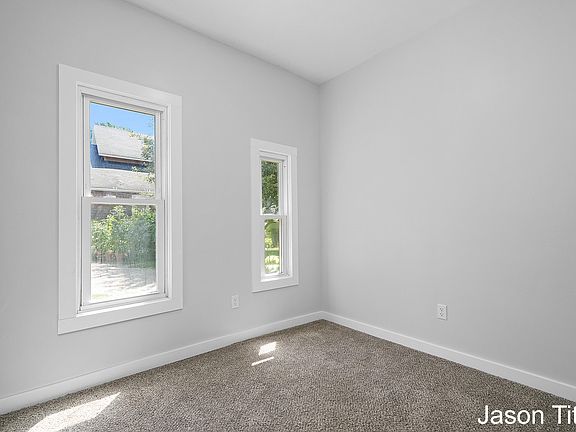 4th image of 527 Spencer St NE