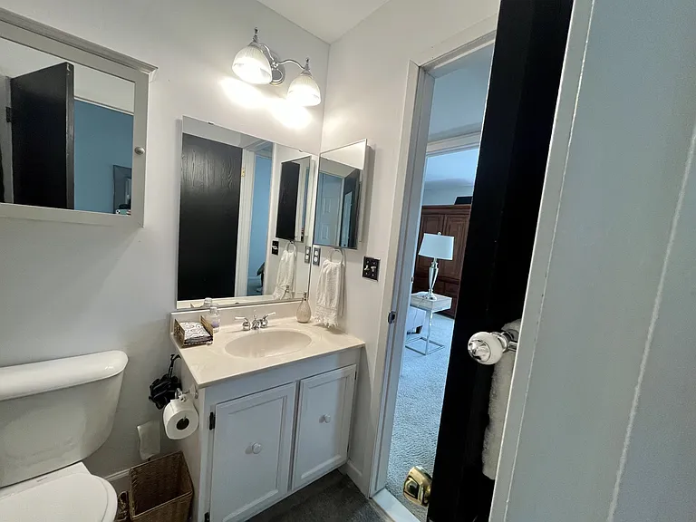 Dual-entry bathroom