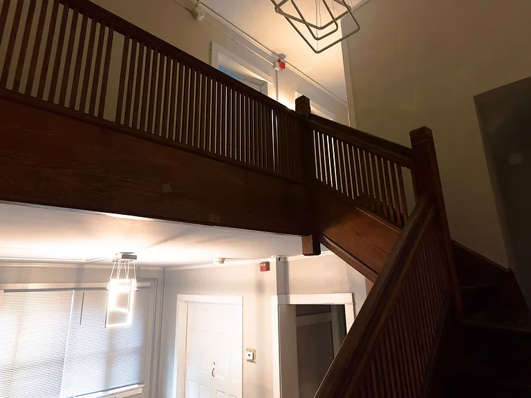 609 E State St — Photo 108
