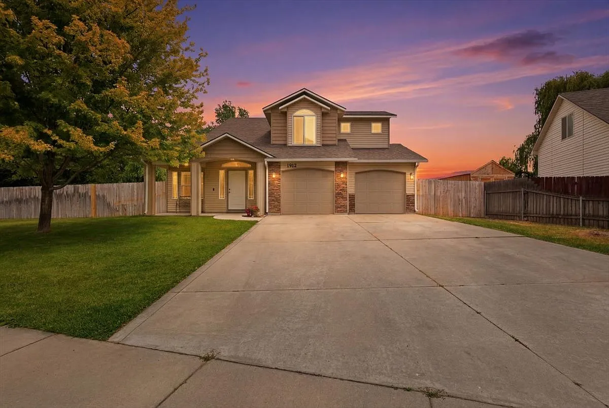 4 bed, 2.5 bath, 1611 sqft, $2,650 — Photo 1