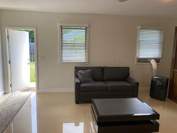 4th image of 6210 White Oak Ct