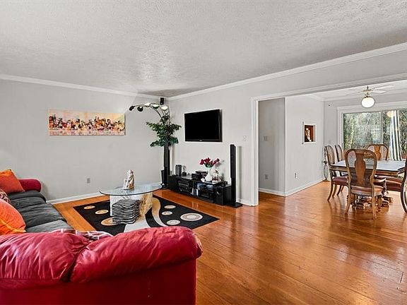 3rd image of 4404 Essex Ct