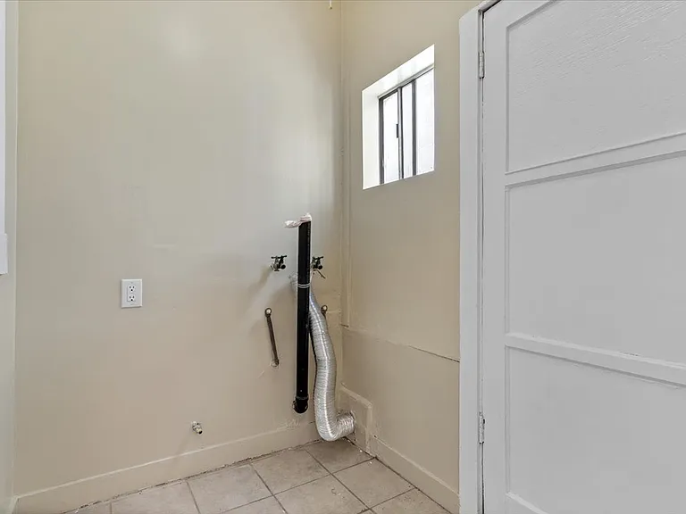 4854 1/4 Mascot St — Photo 7