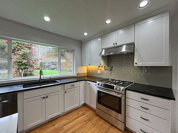 5th image of 15860 SW Talus Pl