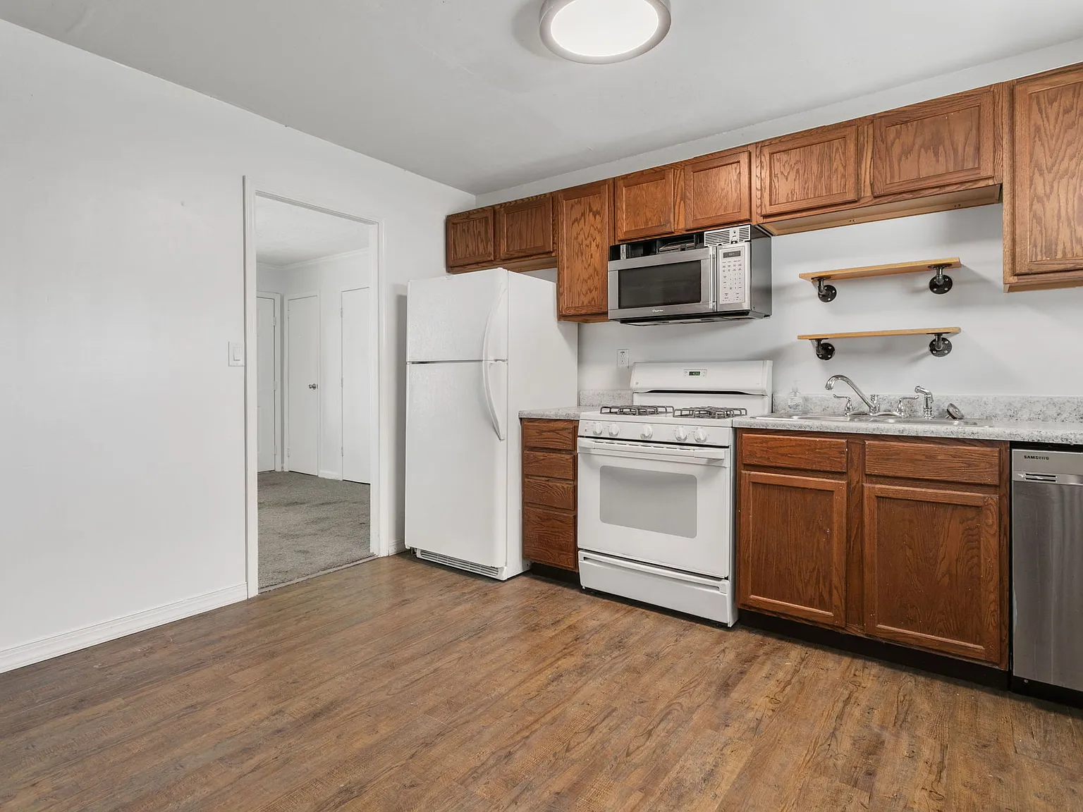 3 bed, 850 sqft, $1,295 — Photo 3
