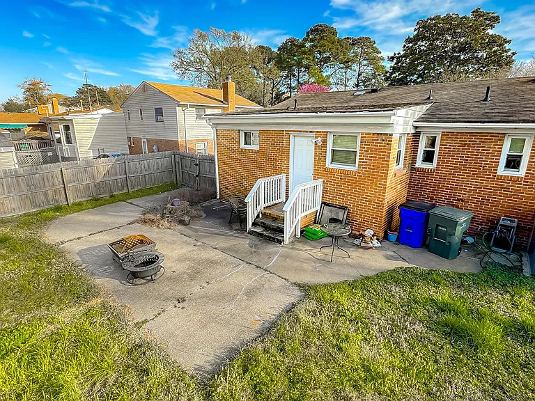 1346 Tallwood St — Photo 31