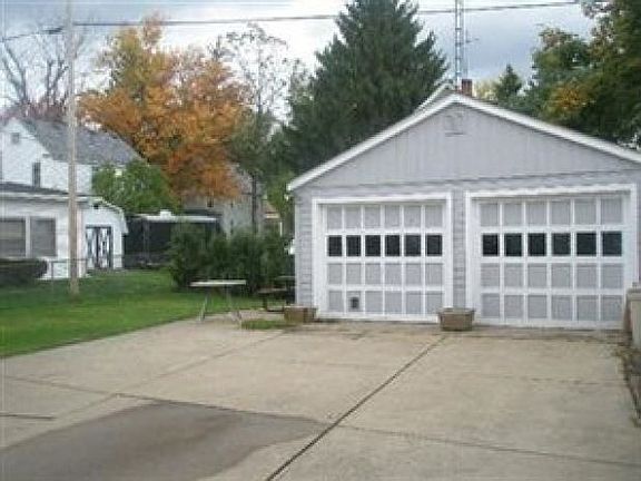 3rd image of 215 Wooster St