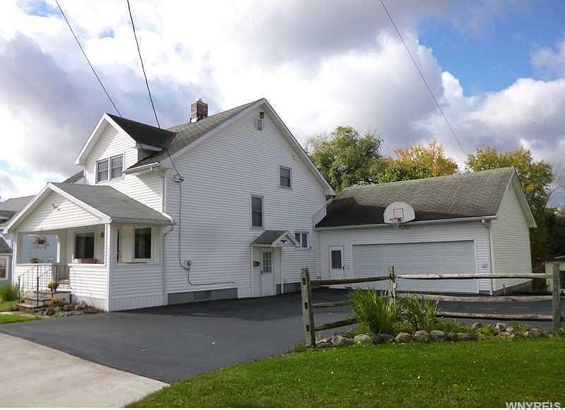 1st image of 130 Canada St
