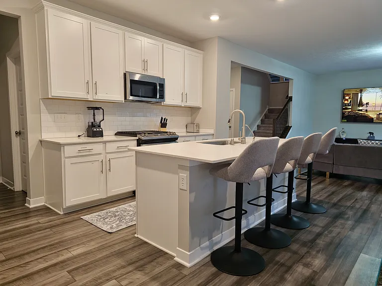 3131 Kent Dr — Photo 2