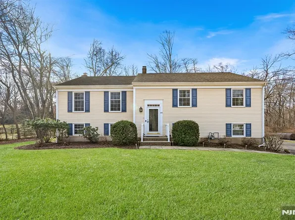 752 Lawlins Rd, Franklin Lakes, NJ 07417