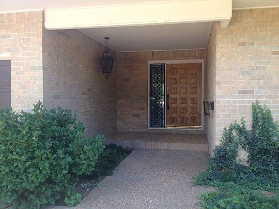 3rd image of 520 N Lilac Dr