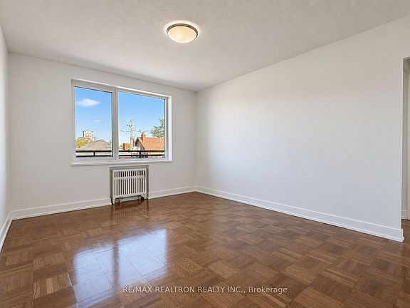 2nd image of 990 Avenue Rd #310