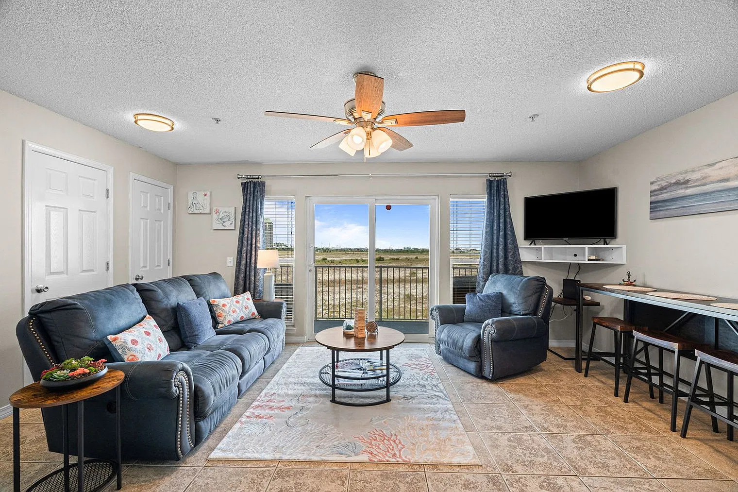 2 bed, 2.0 bath, 828 sqft, $3,460 — Photo 2