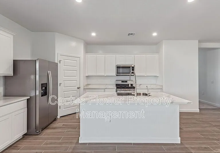 2124 W Sombra Ave — Photo 7