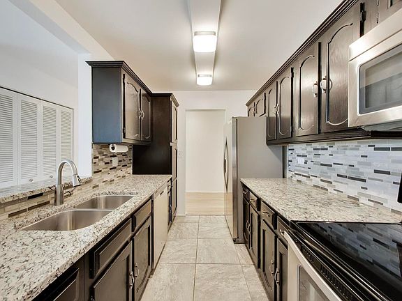 4th image of 907 Curtiss St APT 404